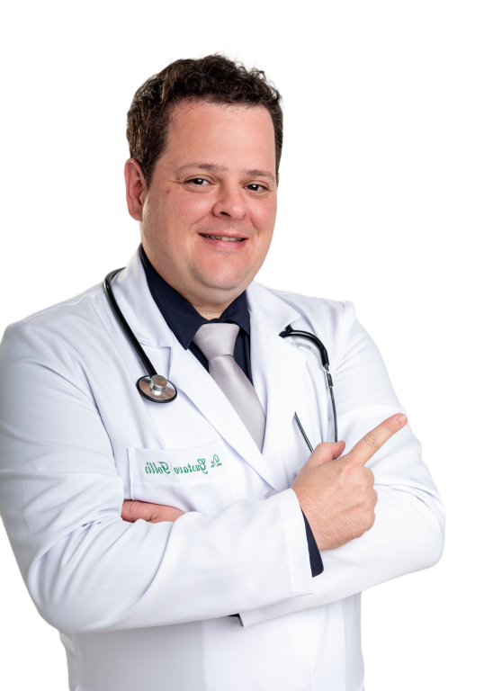 Dr. Gustavo Follis lateralmente apontando
